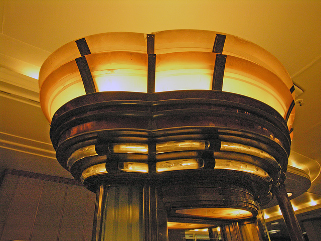 Queen Mary Piccadilly Light Fixture (8189)