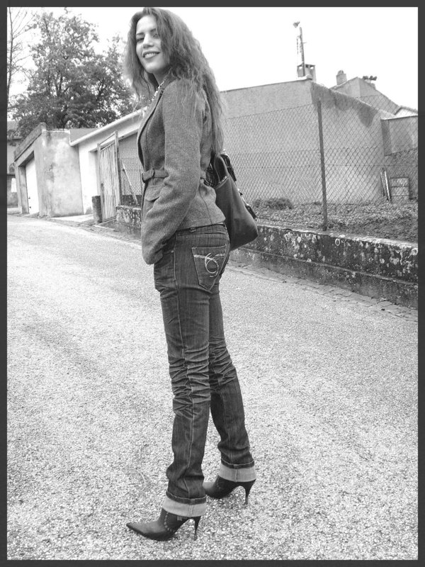 Beauté Suprême en jeans et Bottes à talons aiguilles vertigineux / Supreme beauty in rolled-up jeans and stiletto Boots