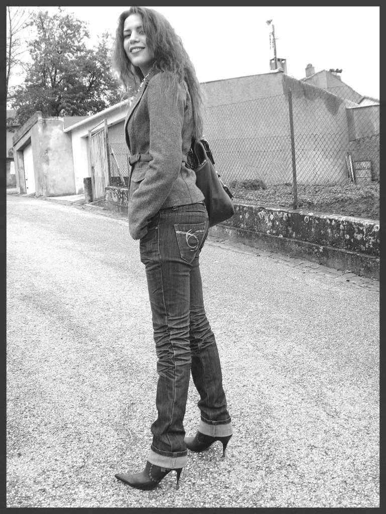 Beauté Suprême en jeans et Bottes à talons aiguilles vertigineux / Supreme beauty in rolled-up jeans and stiletto Boots