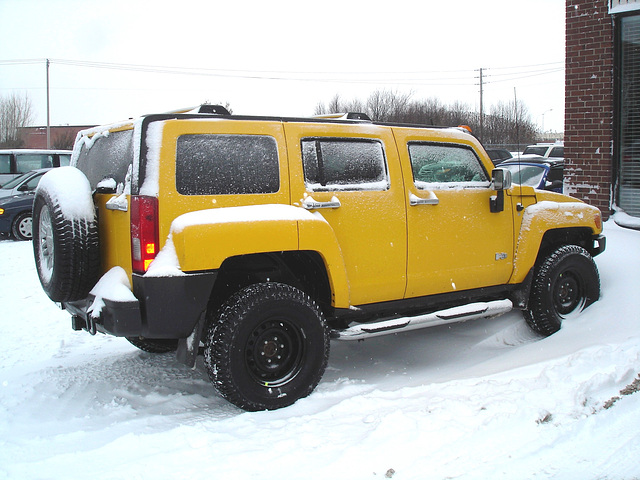 Hummer jaune dans la neige  /  Yellow hummer in the snow  -  Dans ma ville  /  Hometown.