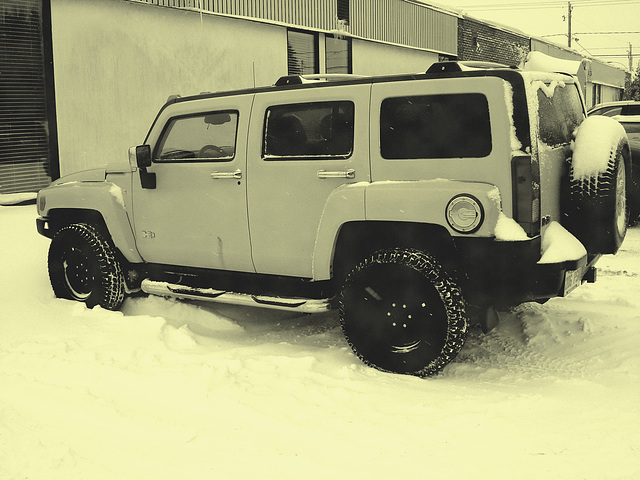 Hummer jaune dans la neige  /  Yellow hummer in the snow  -  Dans ma ville  /  Hometown.  - À l'ancienne - Vintage photofiltered artwork.