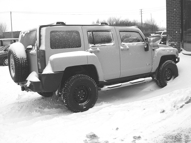 Hummer jaune dans la neige  / Yellow hummer in the snow - B & W.