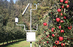 autarke Messstation zwischen den Äpfelplantagen / English see down