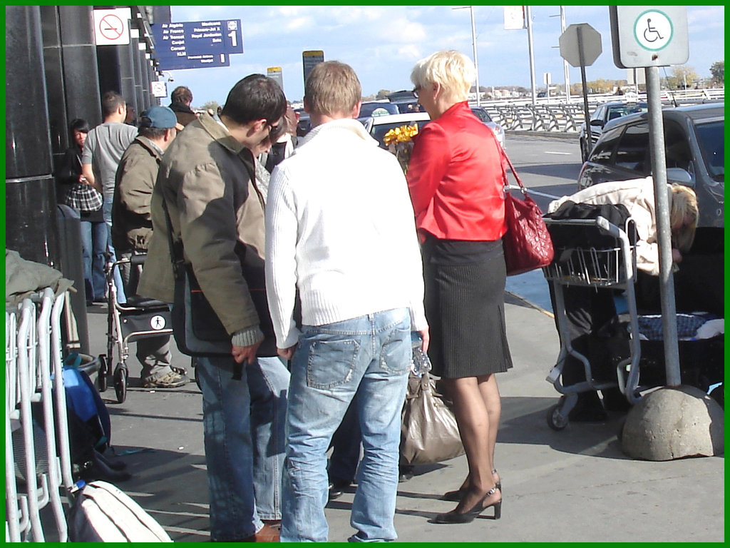 Blonde mature en talons couperets et jupe sexy- Mature blond in chopper slingbacks heels and sexy skirt- Montreal airport - Aéroport de Montréal / 18 octobre 2008