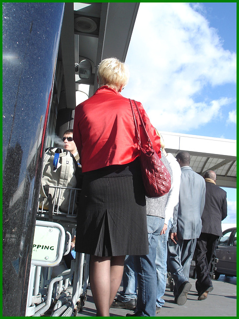 Blonde mature en talons couperets et jupe sexy- Mature blond in chopper slingbacks heels and sexy skirt- Montreal airport- Aéroport de Montréal