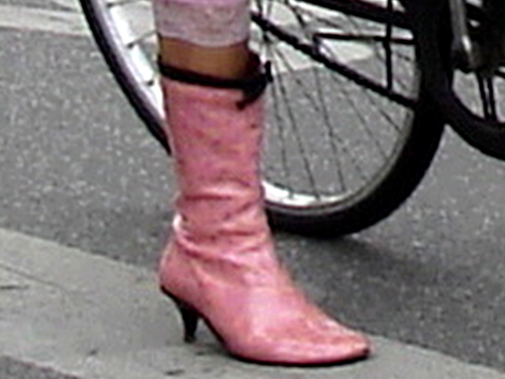 7 store readhead Danish mature Lady biker in colourful pale high-heeled boots - Copenhagen -  20-10-2008