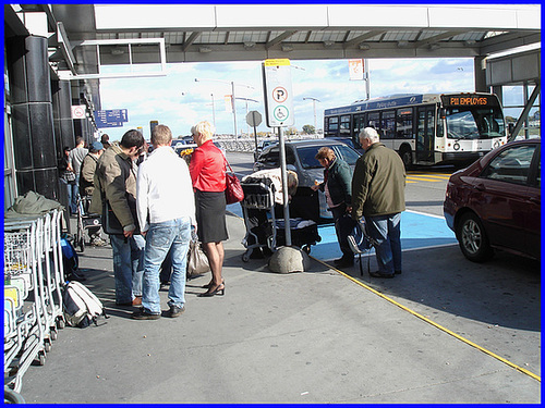 Blonde mature en talons couperets et jupe sexy- Mature blond in chopper slingbacks heels and sexy skirt- Montreal airport- Aéroport de Montréal