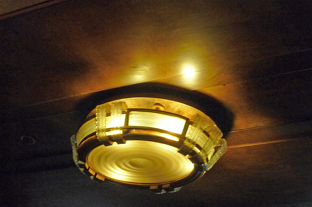 Queen Mary Light Fixture (2822)