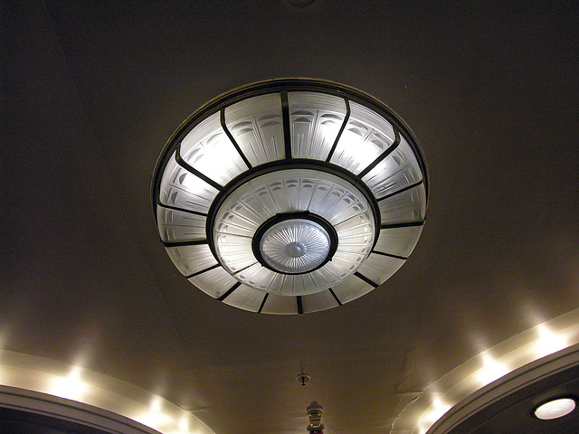 Queen Mary Light Fixture (8184)