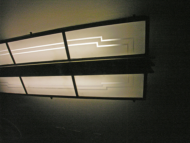 Queen Mary Light Fixture (8205)