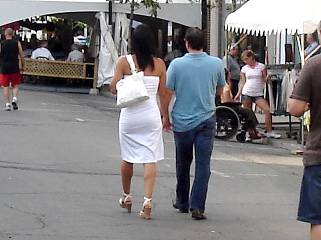 Déesse Immaculée en wedges / Immaculate high-heeled Goddess -  Festival de la Gibelotte de Sorel - Québec, CANADA.