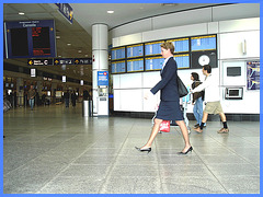 Hôtesse de l'air bien chaussée / Tall & slim beautiful flight attendant in high heels