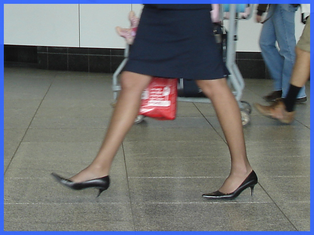 Hôtesse de l'air bien chaussée / Tall & slim beautiful flight attendant in high heels.