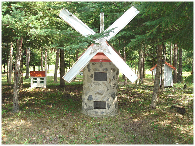 Le moulin à vent miniature / Tiny windmill - 19 août 2006.