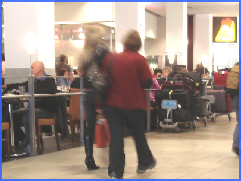 Blonde floue en Bottes Noires en cuir à talons hauts - Blurry blond in leather high-heeled Boots-  Aéroport de Montréal- 18 octobre 2008