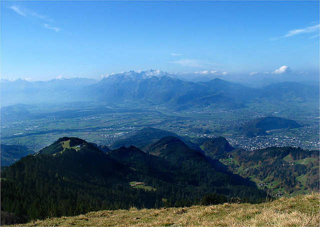 Blick ins Rheintal und auf den Hohen Kasten und Säntis