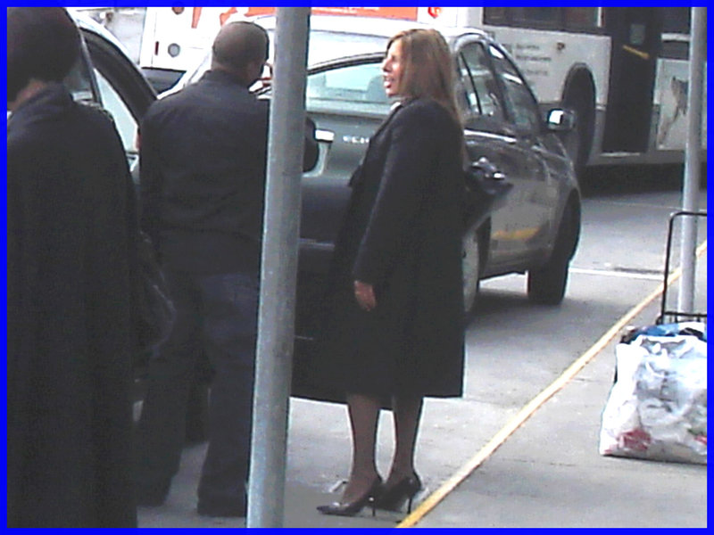 Cravate et escarpins - Tie and black pumps -  Aéroport de Montréal / 18 octobre 2008