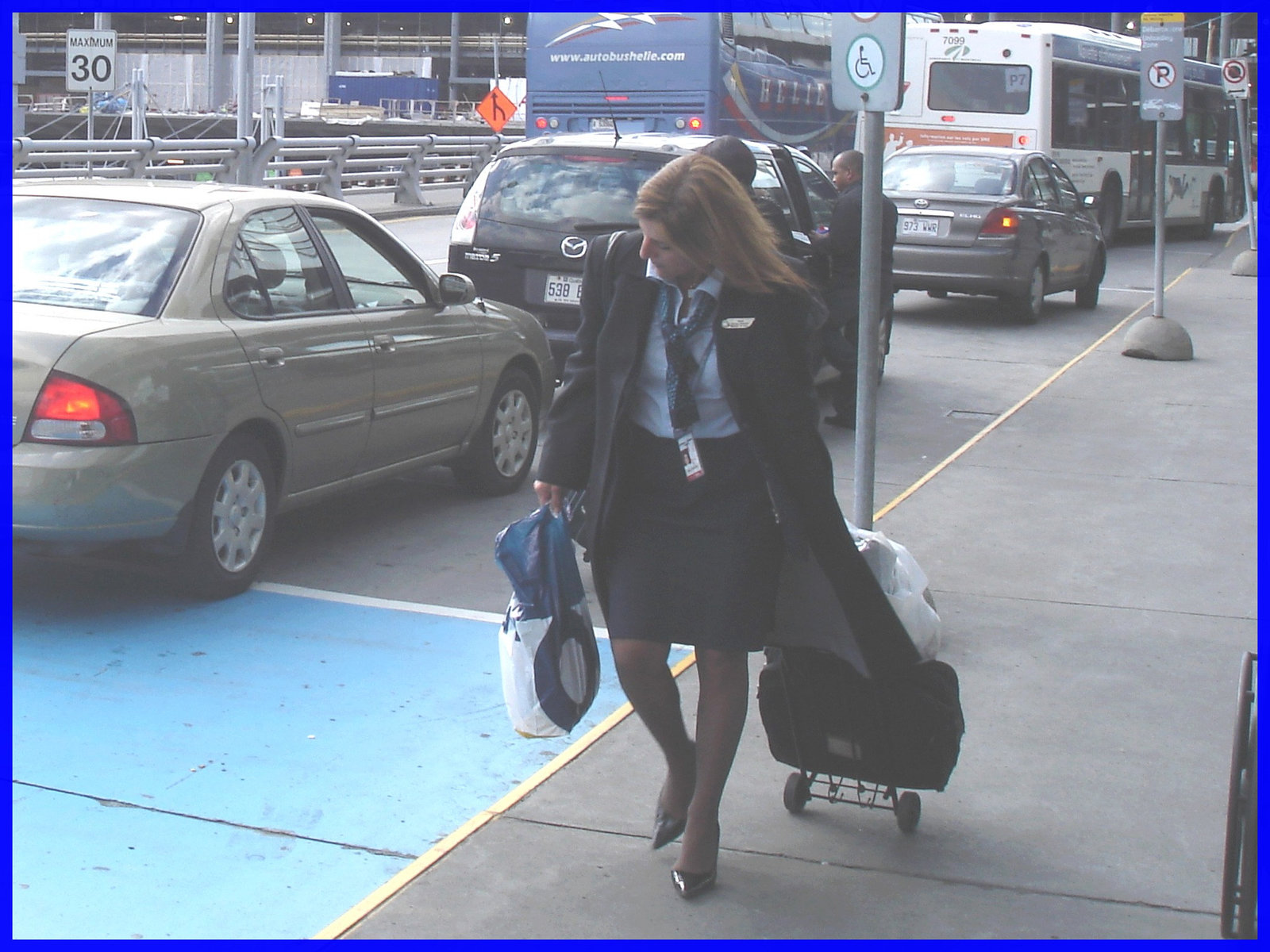 Cravate et escarpins-  Tie and black pumps-  Aéroport de Montréal- 18 octobre 2008