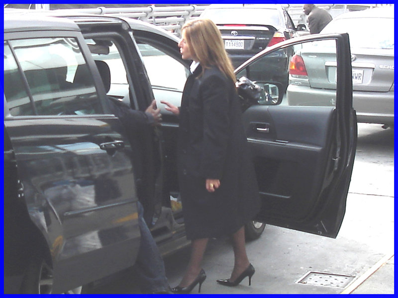 Cravate et escarpins - Tie and black pumps -  Aéroport de Montréal / 18 octobre 2008