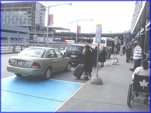 Longue jupe avec bottes à talons moyens  /  long skirt and hammer heeled leather boots -Aéroport de Montréal / Montreal airport - 18 Octobre 2008