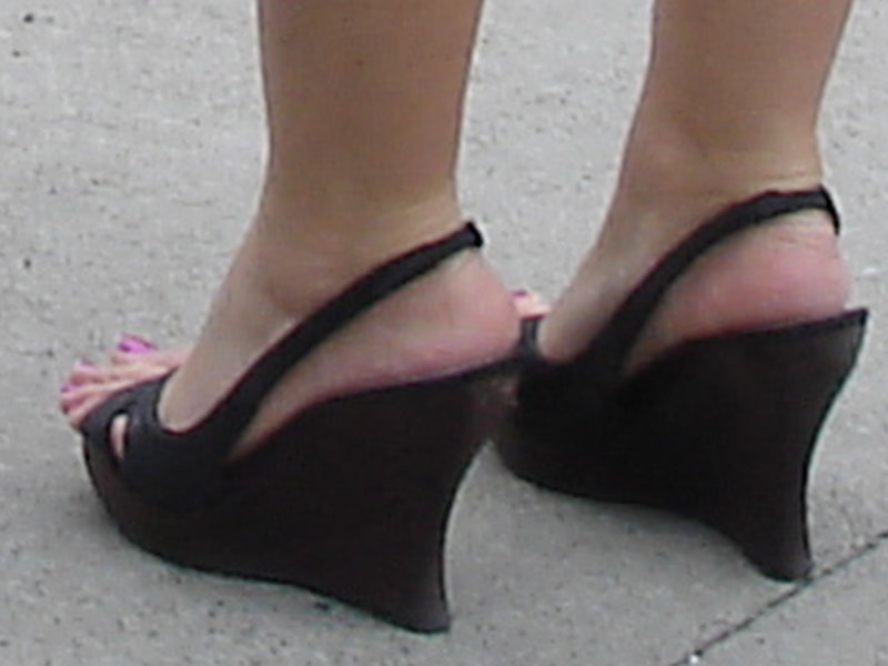 Black slingbacks wedges -  Sandales noires à semelles compensées avec courroies - Halifax, Canada.  22 juin 2008