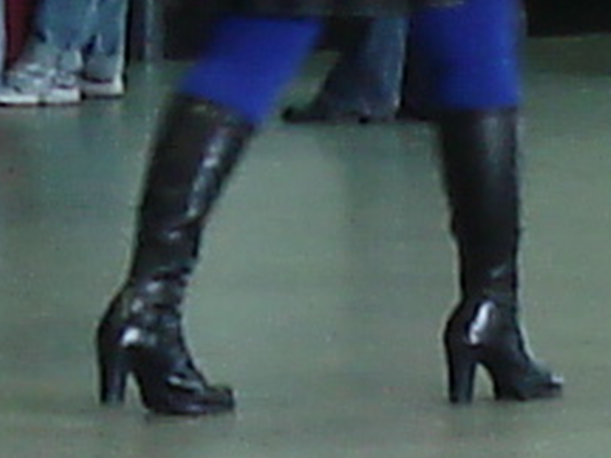 Bottes à talons marteau et collants bleus- Hammer heeled boots and blue tights- Aéroport de Montreal- 18 octobre 2008