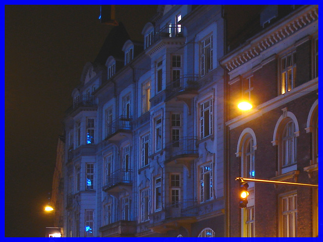 Autobus et édifice bleu / Bus and blue buidling