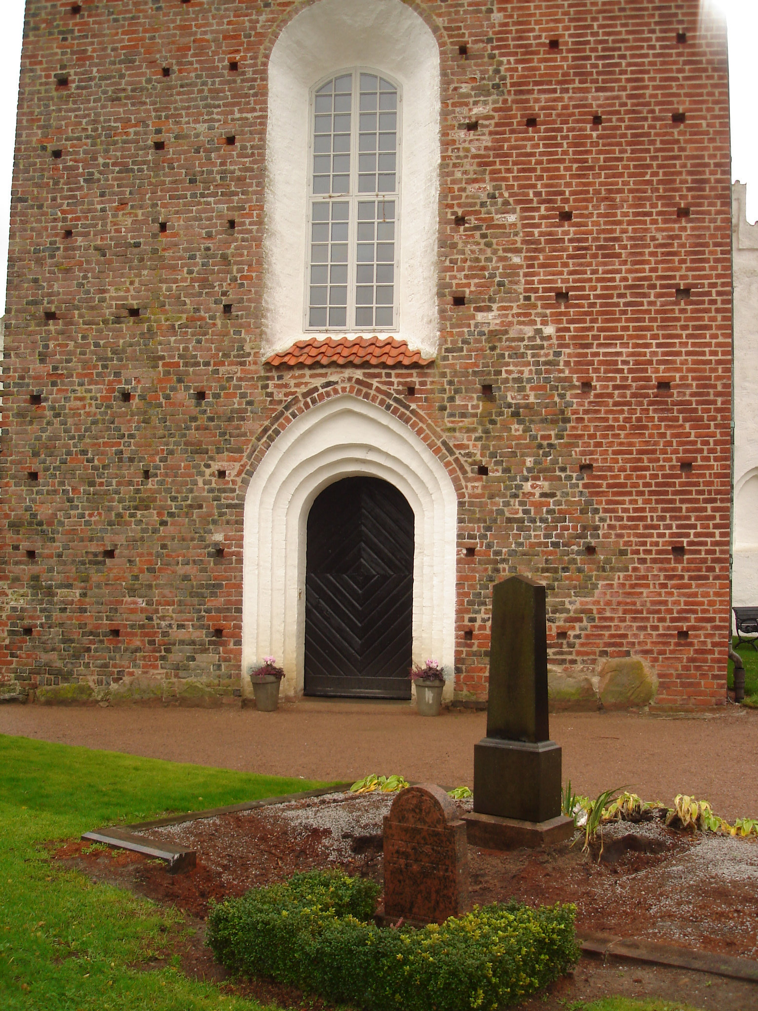 Cimetière et église de Båstad en Suède / Båstad cemetery and chuch in Sweden.