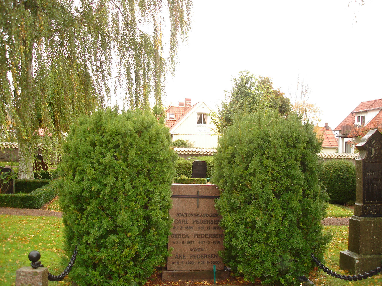 Cimetière et église de Båstad en Suède / Båstad cemetery and chuch in Sweden.