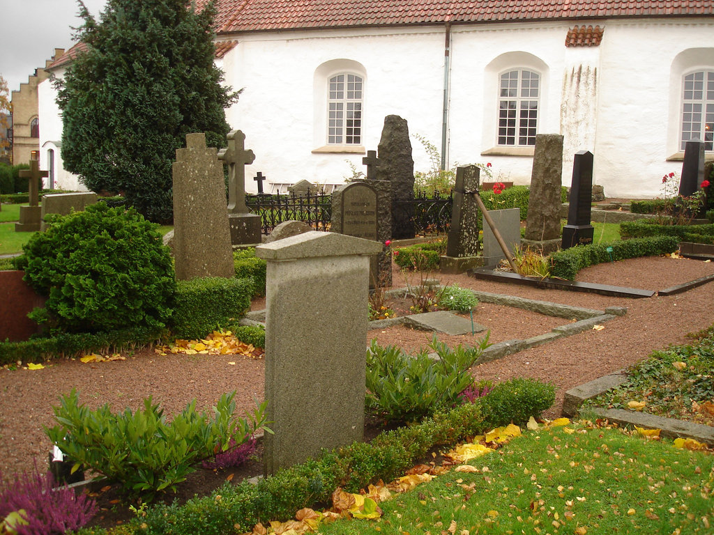 Cimetière et église de Båstad en Suède / Båstad cemetery and chuch in Sweden.