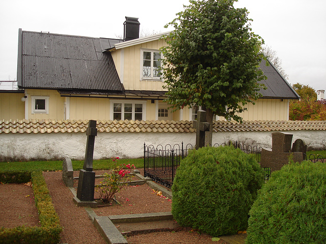 Cimetière et église de Båstad en Suède / Båstad cemetery and chuch in Sweden.