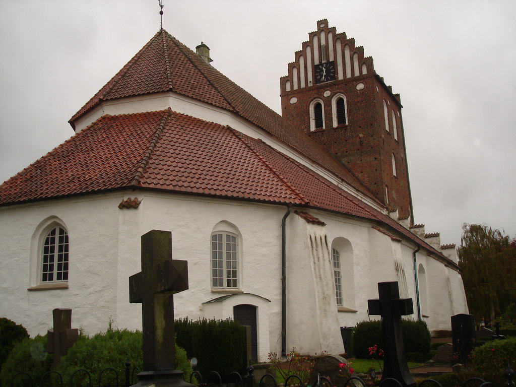 Cimetière et église de Båstad en Suède / Båstad cemetery and chuch in Sweden.