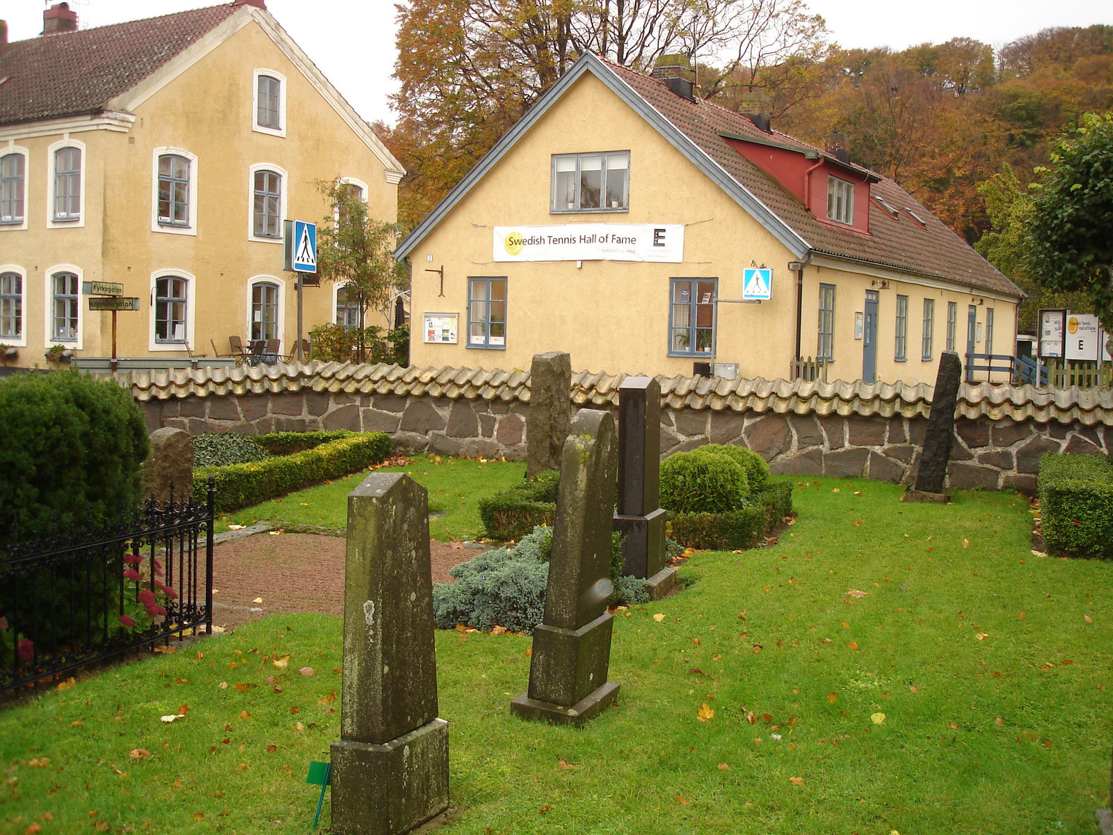 Cimetière et église de Båstad en Suède / Båstad cemetery and chuch in Sweden.