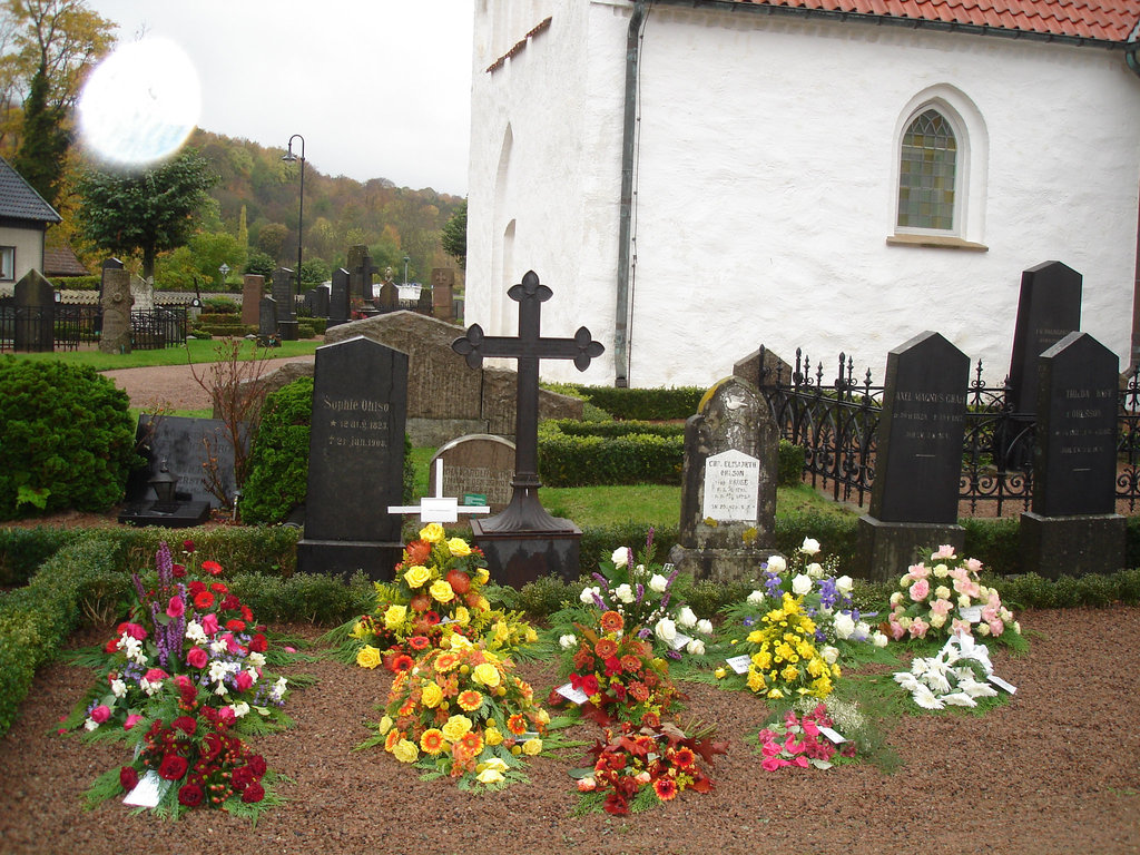 Cimetière et église de Båstad en Suède / Båstad cemetery and chuch in Sweden.