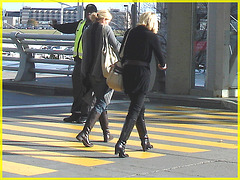 Blondes joyeuses et bien bottées- Joyous blonds in Boots on yellow lines- Aéroport de Montréal- 18 octobre 2008