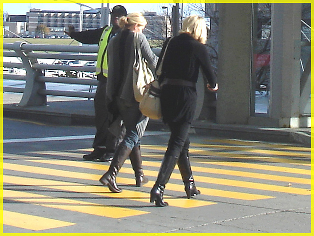 Blondes joyeuses et bien bottées- Joyous blonds in Boots on yellow lines- Aéroport de Montréal- 18 octobre 2008