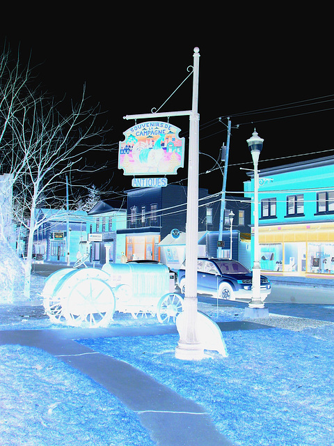 Antiquités / Antiques -  Ormstown  - Québec, Canada.   29 mars 2009 - Photofiltrée en négatif  /  Negative effect