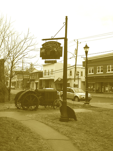 Antiquités / Antiques -  Ormstown  - Québec, Canada.   29 mars 2009 - Sepia