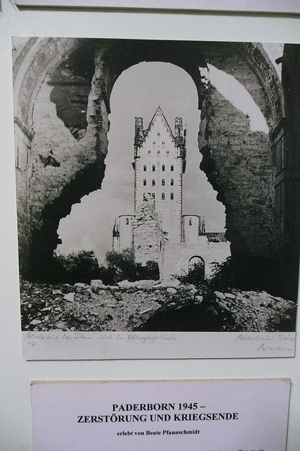 Die zerstörte Abdinghofkirche - 1945