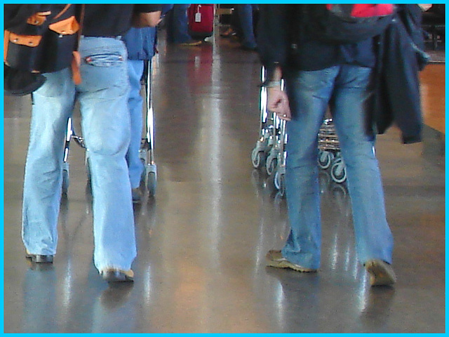 Foufounes masculines en pantalons - Masculine mature butts- Aéroport de Montréal.