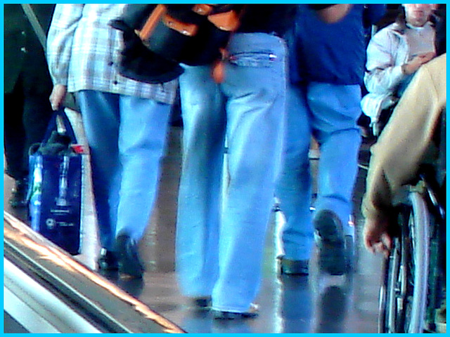 Foufounes masculines en pantalons - Masculine mature butt - Aéroport de Montréal.