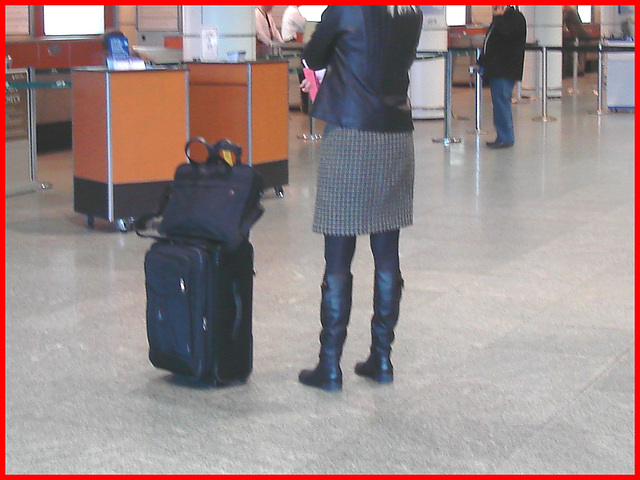 Blond in flat boots and checked skirt /  Blonde en bottes SS et jupe en damiers- Aéroport de Montréal.