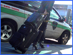 Très séduisante Dame mature en Bottes de Dominatrice - Mature Lady in tremendous Dominatrix Boots- PET Montreal airport