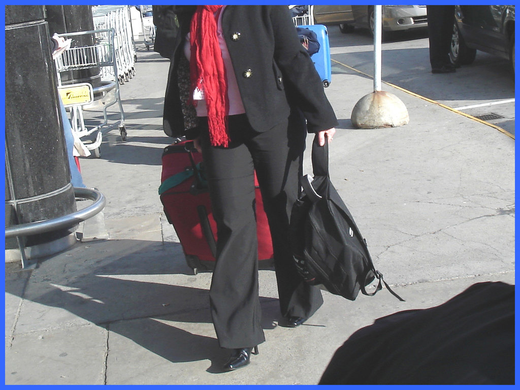 Maturité, Beauté et Bottes à talons hauts - Maturity, beauty and High-Heeled Boots -  Pet Montreal airport. 18 octobre 2008.