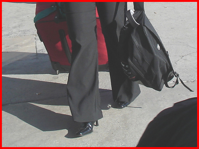 Maturité, Beauté et Bottes à talons hauts - Maturity, beauty and High-Heeled Boots - Pet Montreal airport. 18 octobre 2008.