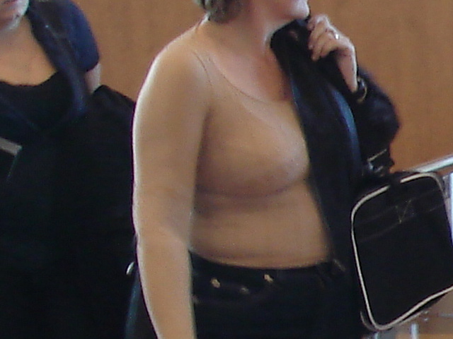 Poitrine mature et volumineuse - Mature with big solid boobs - PET Montreal airport.