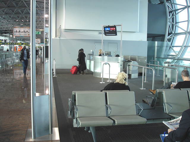 Lady  76 - Chubby black blond Lady in chunky heeled shoes /  Brussels airport - October 19th 2008