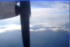 Rimouski, Québec. CANADA / Vue du ciel et du  fleuve en avion- Hélice et nuages / Propeller and clouds - 10 août 2007.