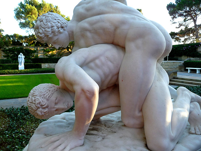 Wrestlers Sculpture (2064)