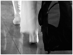 Black Goddess in white stilettos shoes -  Déesse noire en escarpins blancs et vertigineux - Aéroport de Bruxelles- 19 octobre 2008.  - Noir & blanc.